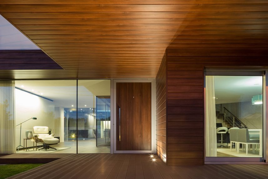 th-25518024799-857x571